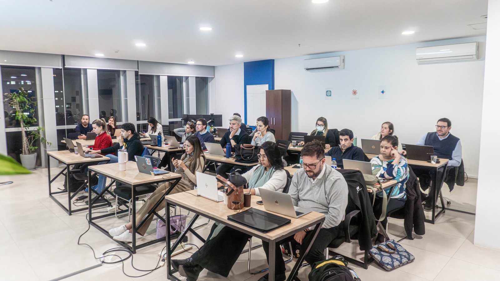 Participantes trabajando con sus notebooks durante una edición anterior