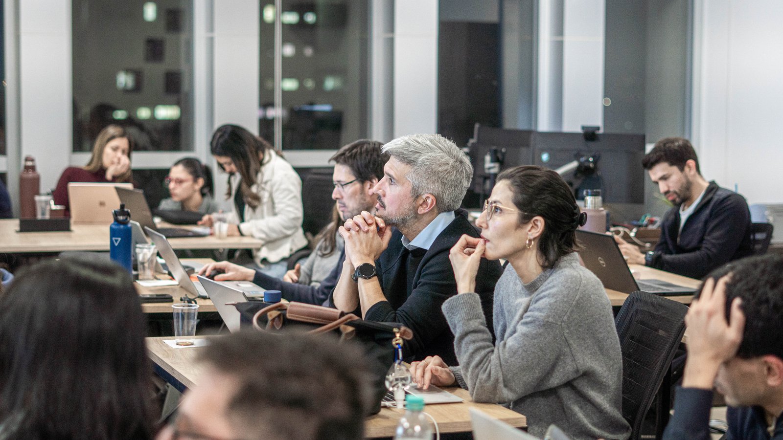 Participantes atentos durante una clase presencial