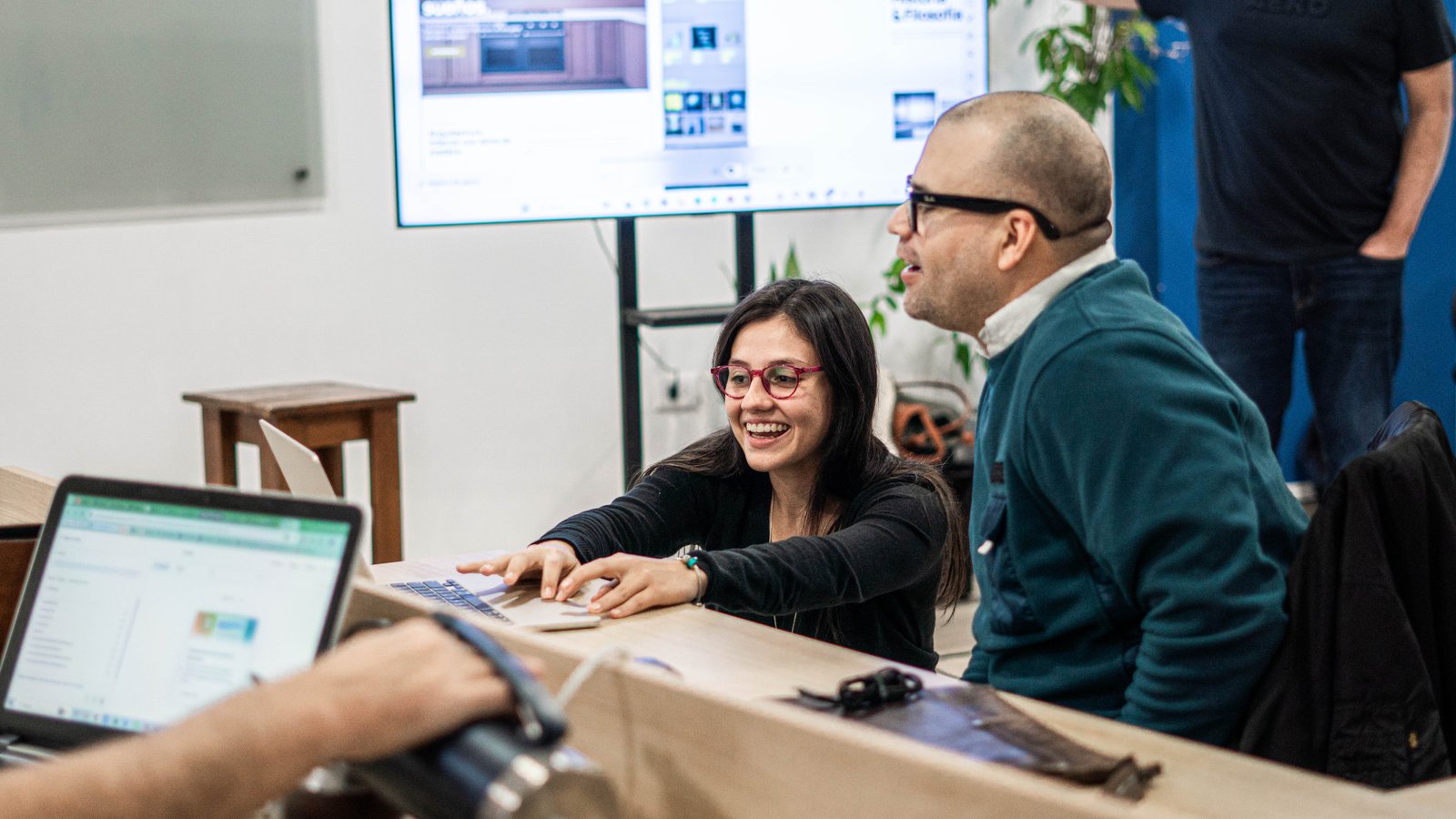 Participantes colaborando durante el curso