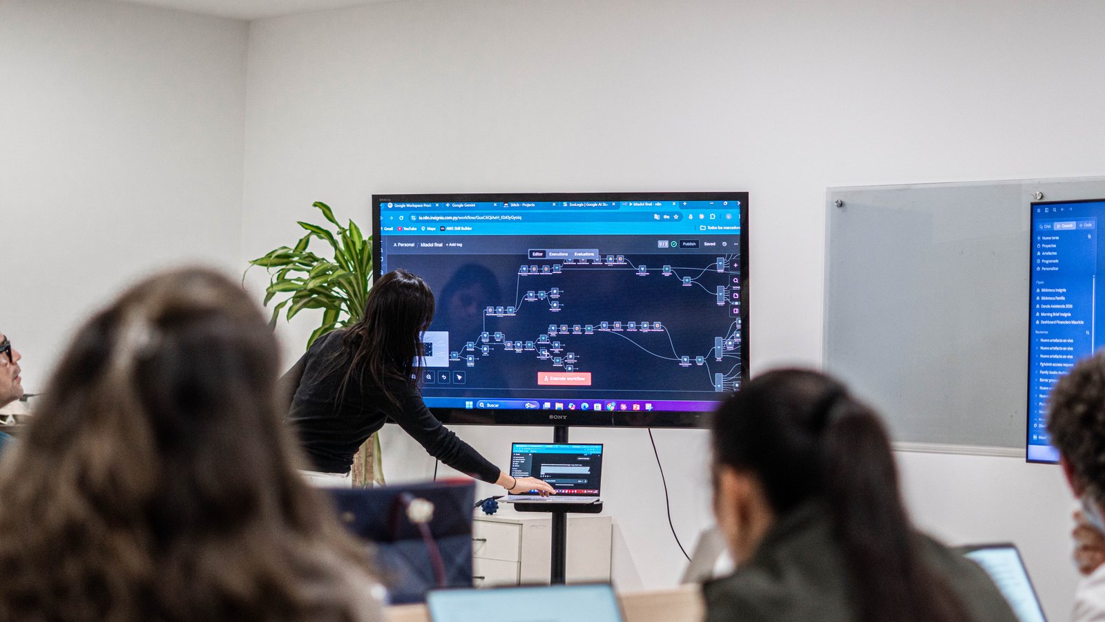 Luciana Lara facilitando una edición anterior del curso